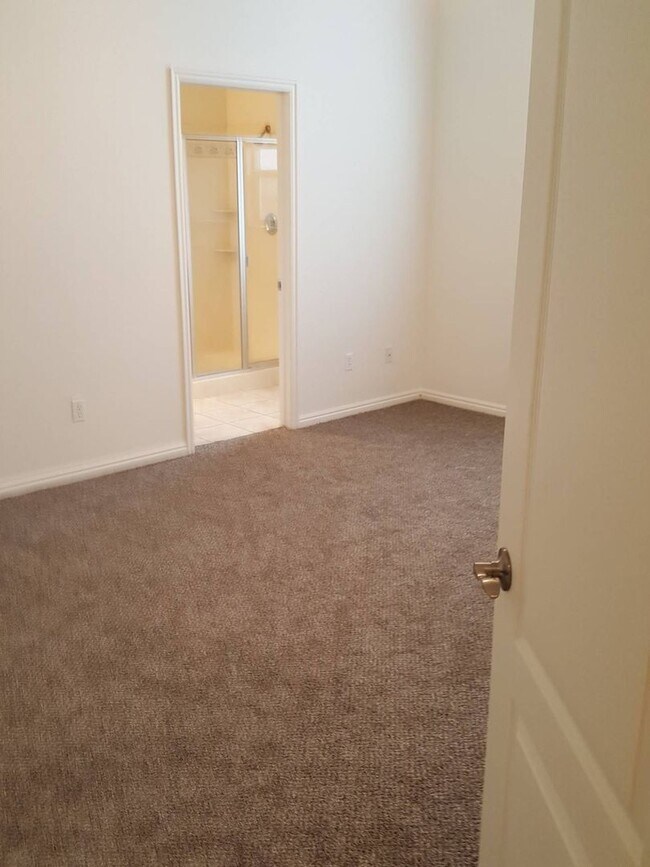 Building Photo - 3 Bedroom 2 bath home located near Red Cli...