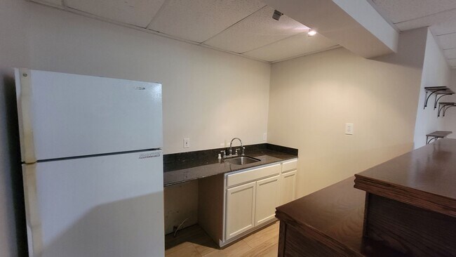 Building Photo - Fabulous 3 bedroom 3 bath walk- out ranch