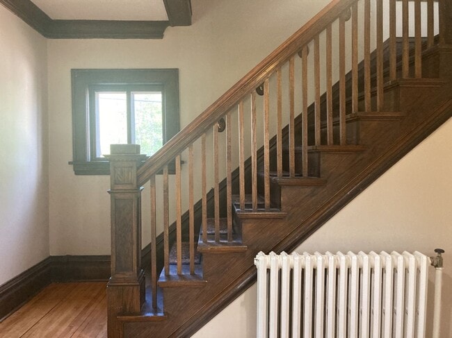 Building Photo - AVAILABLE JUNE - 4 Bed 1.5 Bath Spacious Home