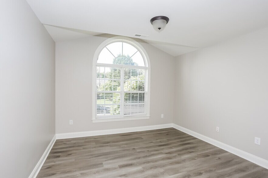 Building Photo - 503 Riverglen Dr NW