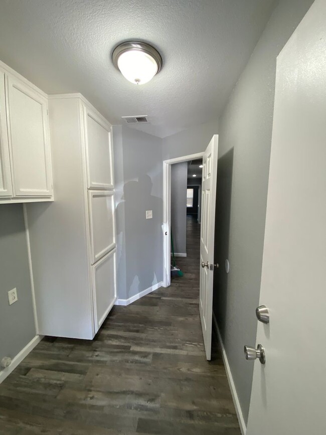 Building Photo - Newley Remodeled 3 BD 2 BA house on corner...