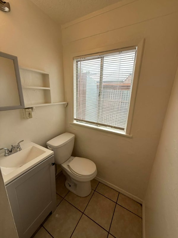 Building Photo - 460 E Delano St