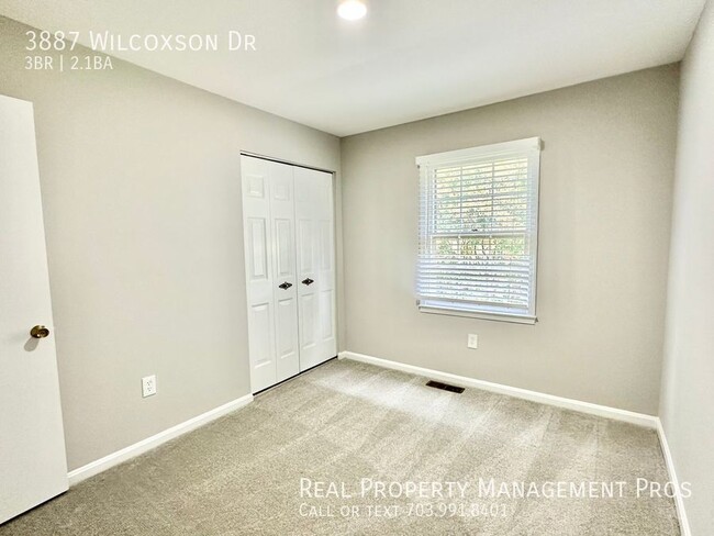 Building Photo - Gorgeous End Unit in Fairfax City!