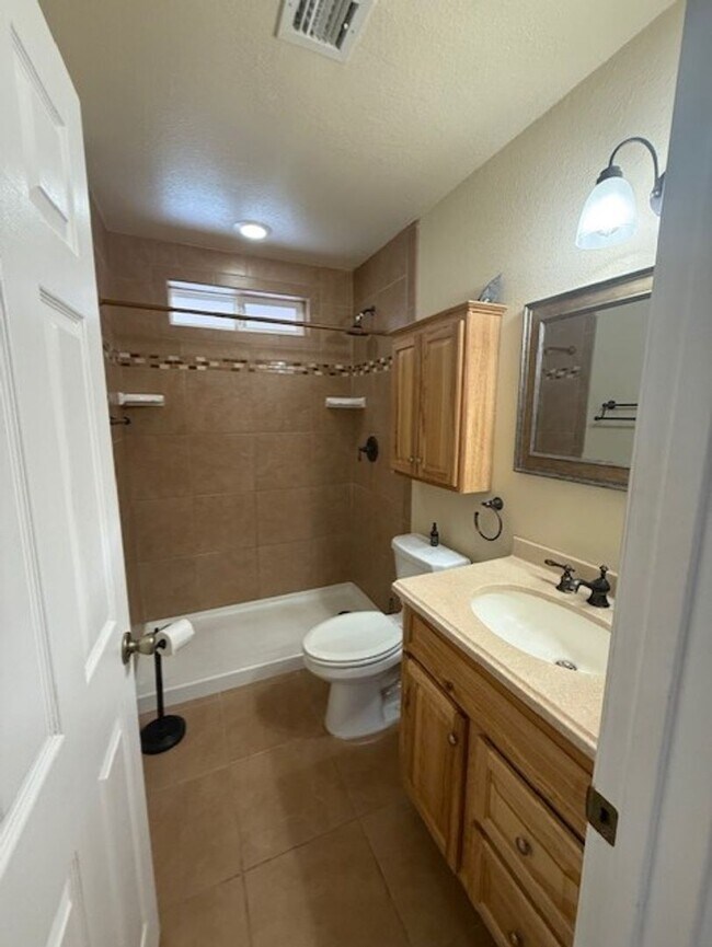 Building Photo - 2 Bedroom Home Contact Property Pros