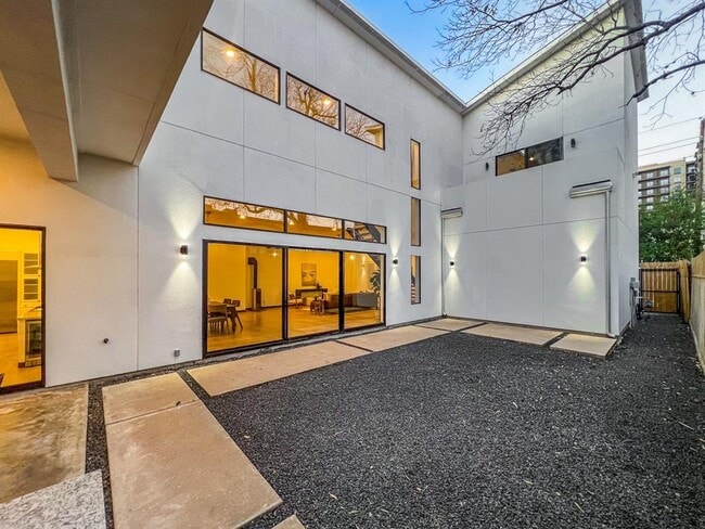 Building Photo - 118 Tuam St