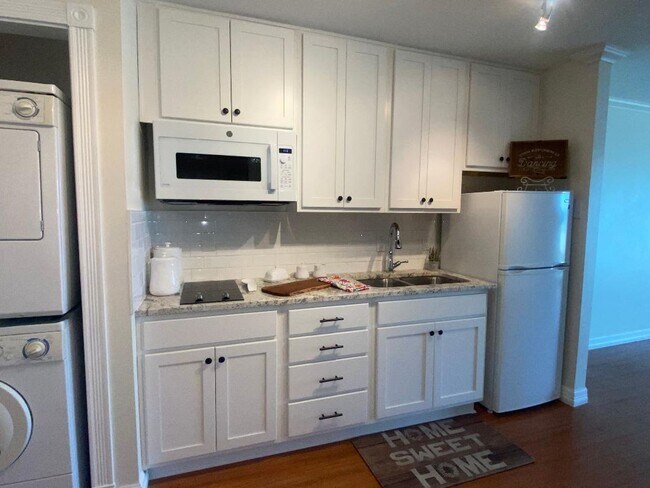 Building Photo - STUDIO CONDO WITH A MILLION DOLLAR LAKE VIEW