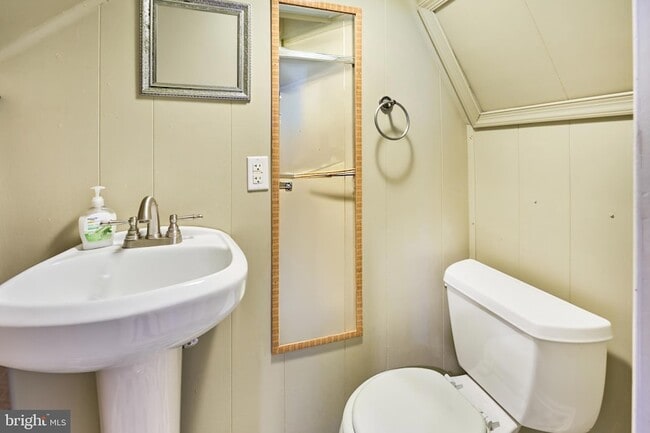 Building Photo - 2319 Riverview Terrace