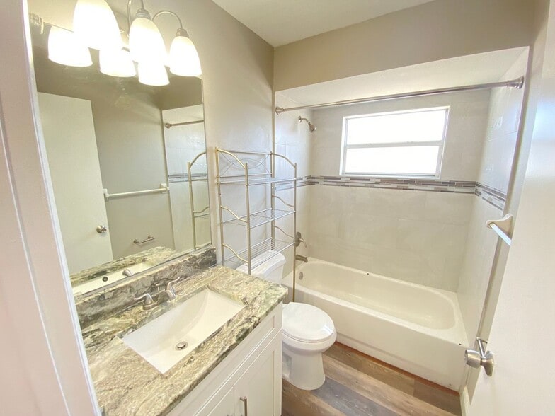 Building Photo - 2439 Harbor Town Dr