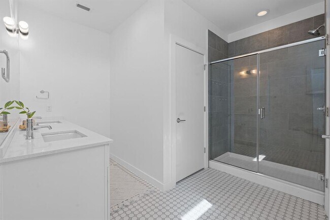 Building Photo - 801 N Bluff Dr
