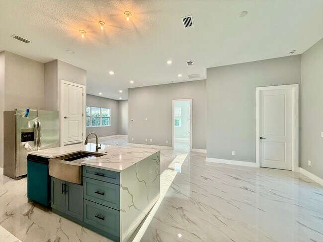 Building Photo - 675 NE Moss Rose Pl