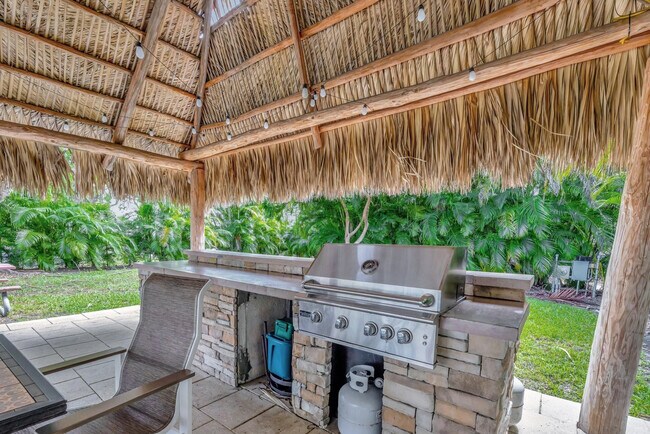 Building Photo - 3121 NE 51st St