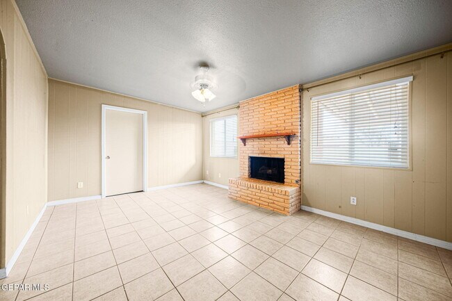 Building Photo - 5656 Kensington Cir