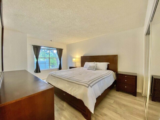 Building Photo - 1050 Crystal P Way