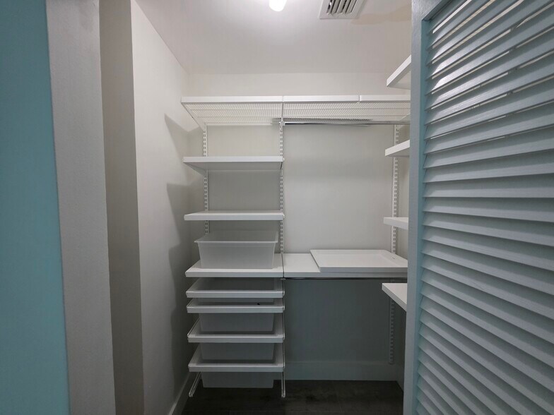 Building Photo - 950 Brickell Bay Dr