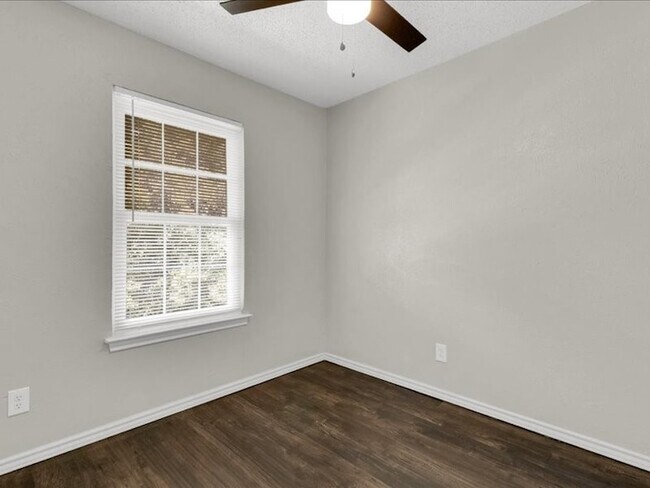 Building Photo - 1005 Vedral Pl
