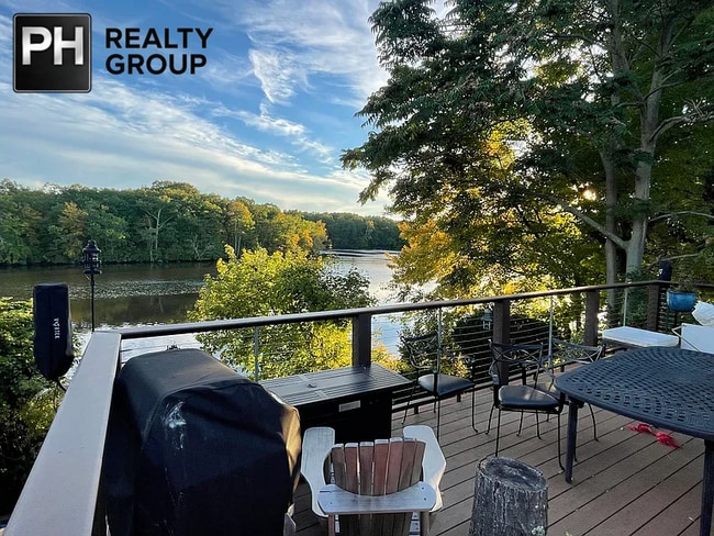 Building Photo - 157 Riverview Ave