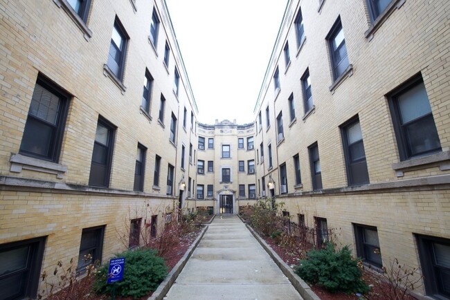 Building Photo - 436 W Belden Ave