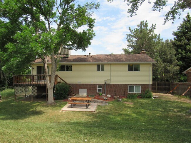 Building Photo - Spacious Bi Level home backing to open space