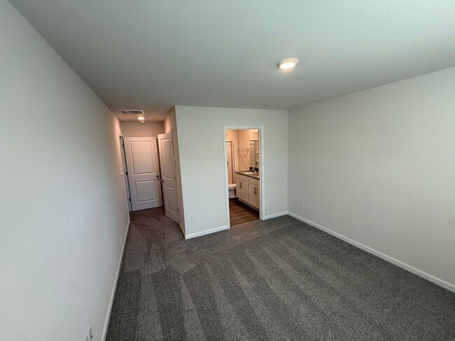 Building Photo - Beautiful Townhome in Charlotte