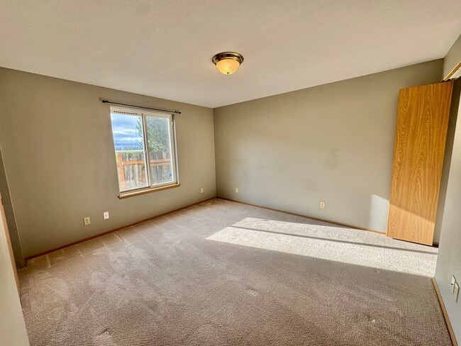 Building Photo - Adorable Quiet park like setting in fruit valley sunsets with landscaping provided