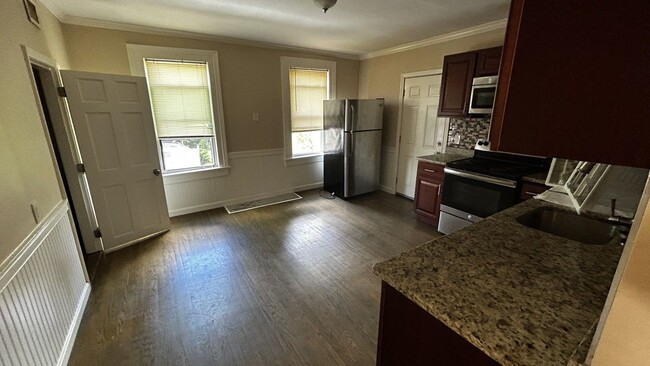 Building Photo - Pet Friendly, Student Friendly, Renovated ...