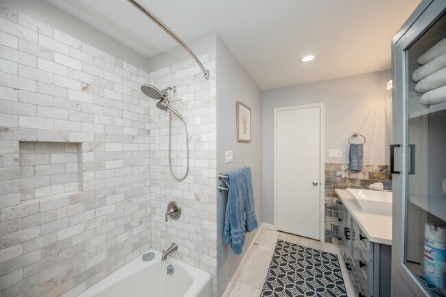 Building Photo - 926 Chantilly Ln