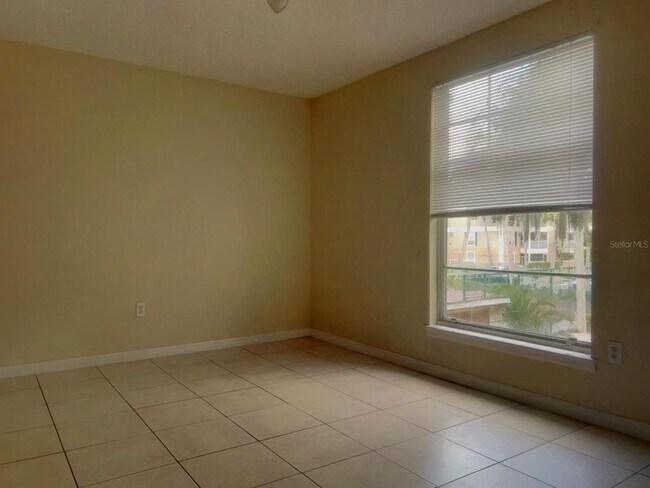 Building Photo - 4027 Versailles Dr