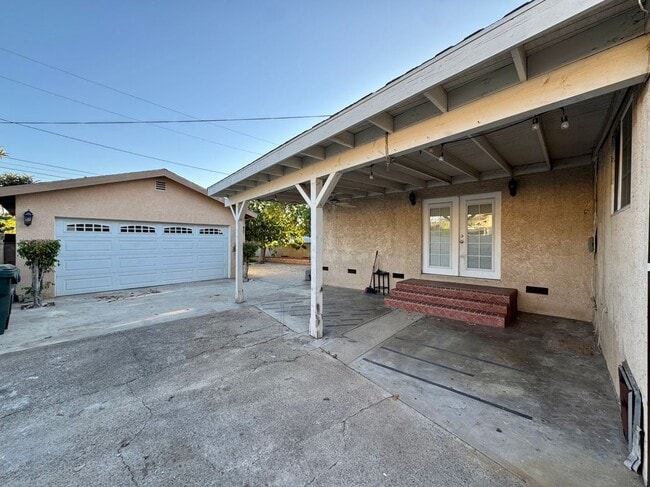 Building Photo - 825 San Marino Ave