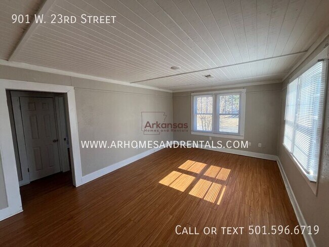 Building Photo - 901 W 23rd St