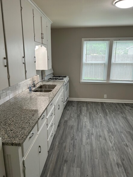 Building Photo - 509 Elm St