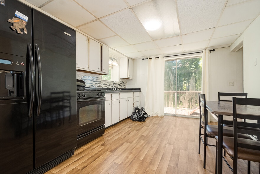 Building Photo - 1004 College Ave