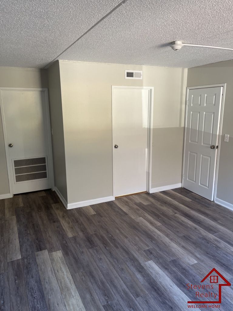 Building Photo - 915 S Seminole Dr