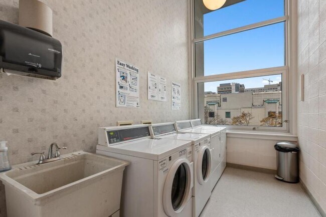Building Photo - 1 bedroom in seattle WA 98101