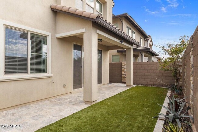 Building Photo - 2337 W Gloria Ln