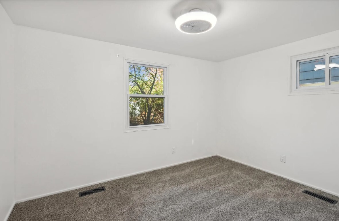 Building Photo - 431 W Coolspring Ave