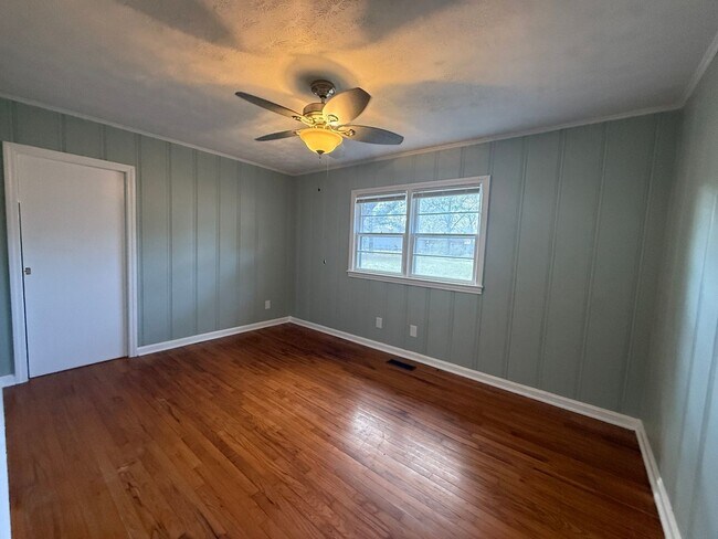 Building Photo - Freshly Updated 3 Bedroom 1 Bathroom Home in Decatur!