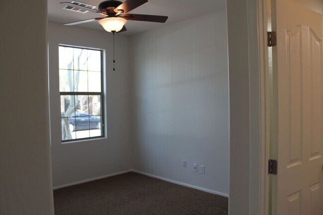 Building Photo - Beautiful 4 Bedroom in Lyons Gate!