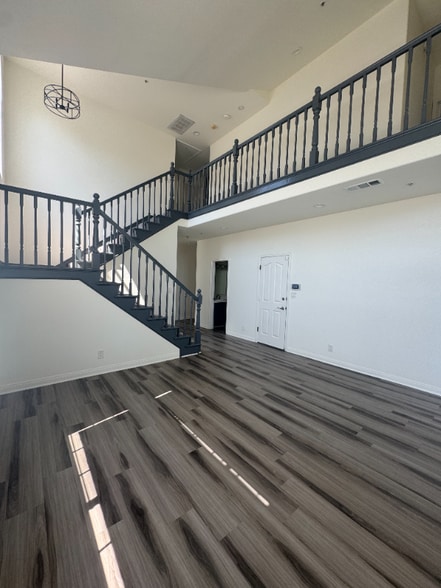 Building Photo - 1600 Perkins Ln