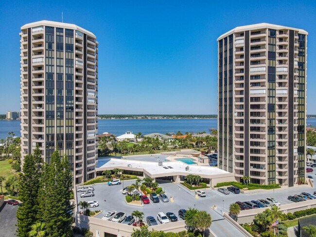 Building Photo - Stunning Penthouse Rental with Intracoasta...