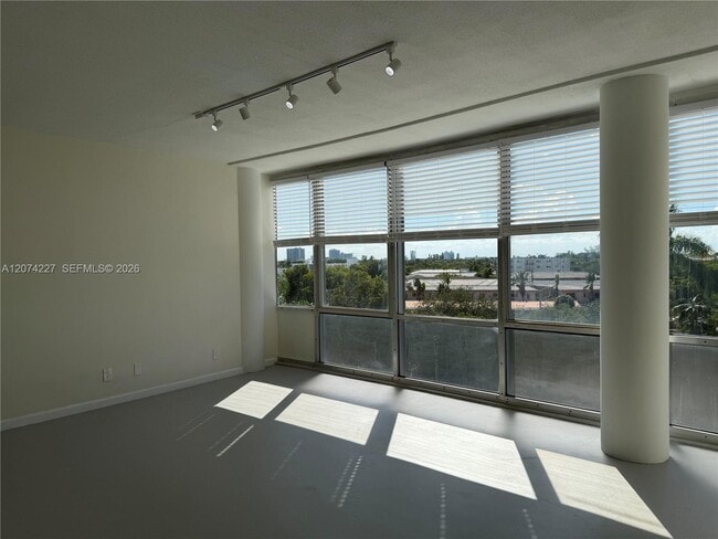Building Photo - 900 Bay Dr