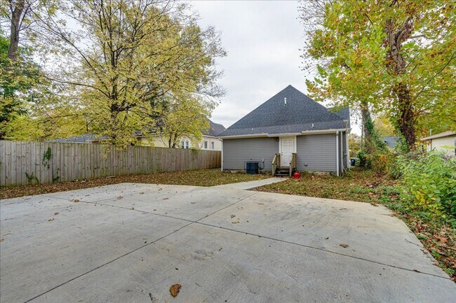 Building Photo - Charming 1920 renovated home!