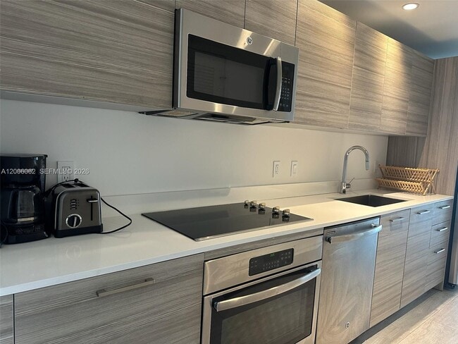 Building Photo - 121 NE 34th St