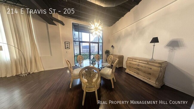 Building Photo - 214 E Travis St