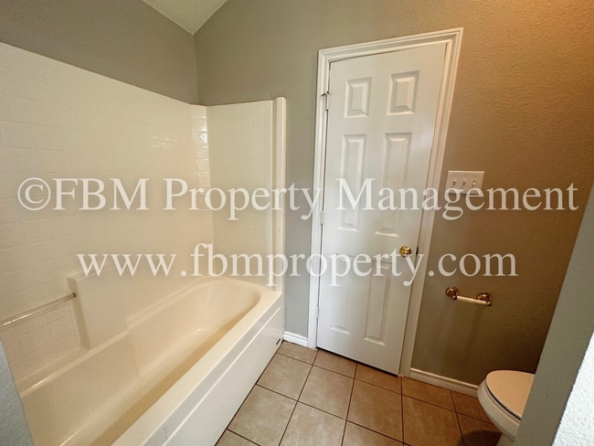 Building Photo - 801 Oak Dr