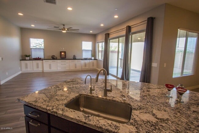 Building Photo - Gorgeous 4 Bed + den Single Level Home in gated community in North Peoria with RV Gate / BBQ!!