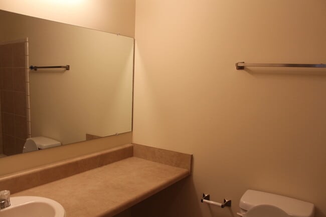 Building Photo - 2 Bedroom/2 Bathroom Condo!