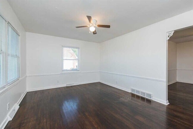 Building Photo - Spacious 4-Bed, 2-Bath Home for Comfortabl...