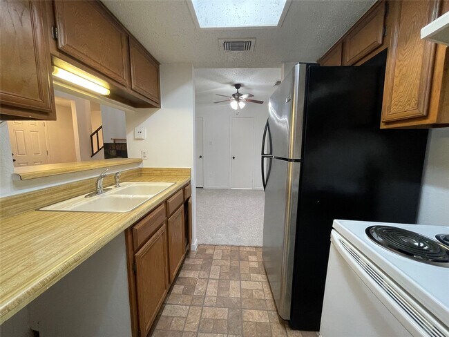 Building Photo - 3909 Tanglewilde St