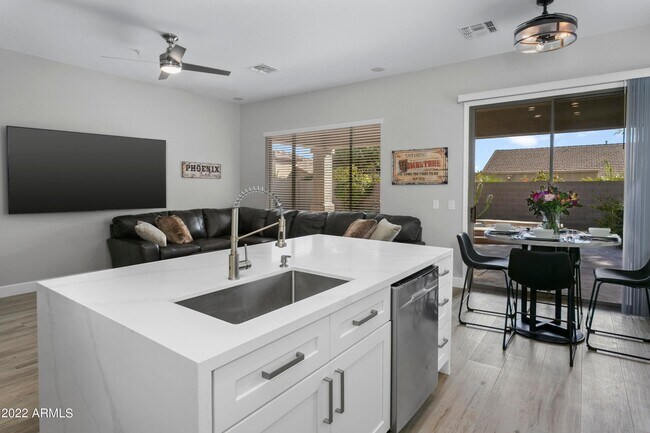 Building Photo - 7725 E Journey Ln