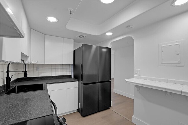 Building Photo - 6830 Indian Creek Dr